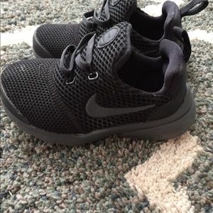 Gently used black nikes